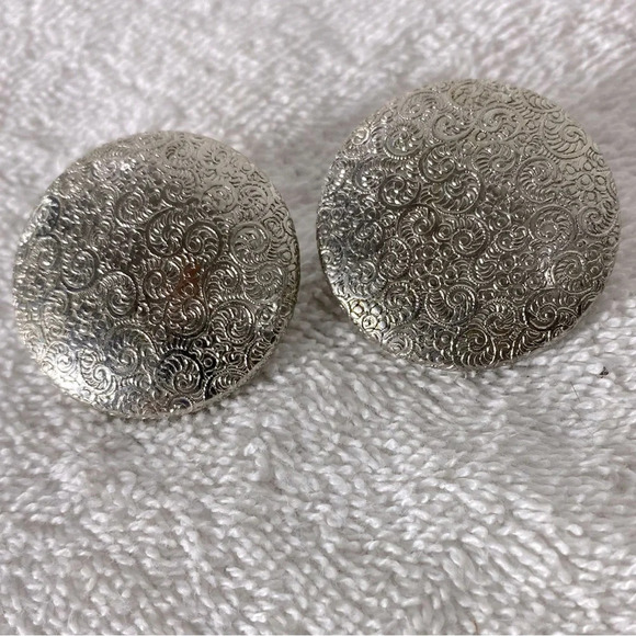 Vintage Textured Silver Tone Round  Metal Clip On Earrings - Picture 3 of 8